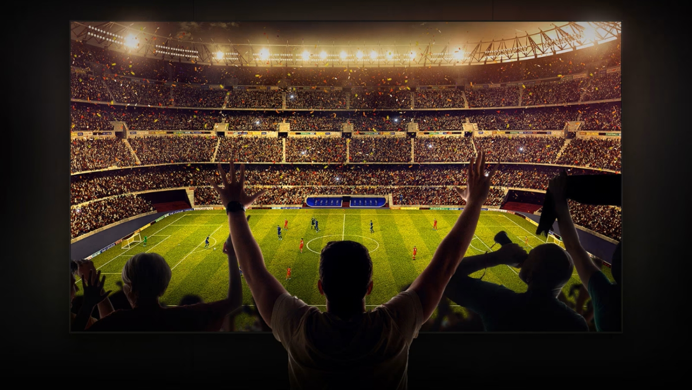 Tela de TV mostrando um jogo de futebol ou evento esportivo