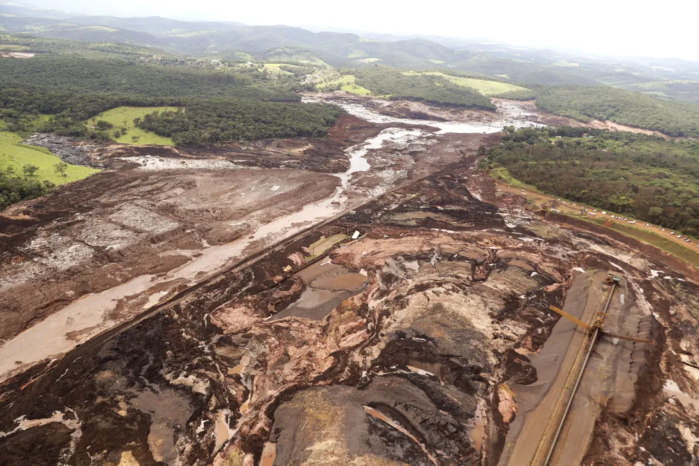 Imagem 2 do desastre de Brumadinho: Equipes de resgate trabalhando.