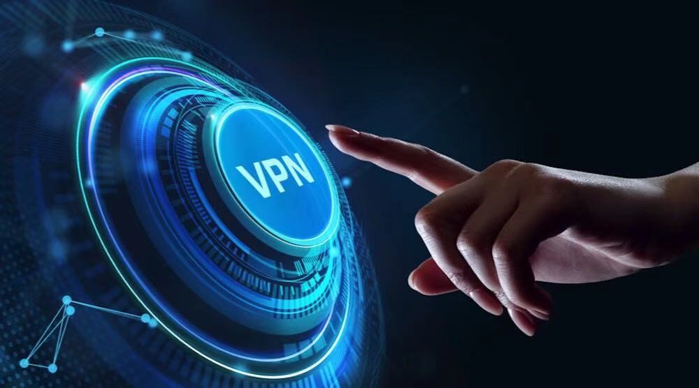 Imagem de um usuário feliz com dispositivos conectados e a frase 'VIVA A LIBERDADE DE TER CONEXÃO VPN'
